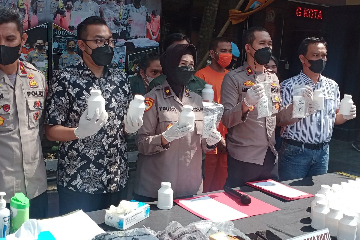 Kapolsek Blimbing, Kompol Yanuar Rizal Ardianto saat menjelaskan pengungkapan kasus peredaran penyalahgunaan narkoba dengan barang bukti sebanyak 55.260 butir pil koplo di Mapolresta Malang Kota pada Jumat (15/7/2022). 