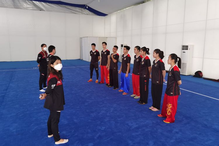 Tim Wushu Indonesia sebelum bertanding di SEA Games 2021 Vietnam di Cau Giay Gymnasium, Jumat (13/5/2022). 