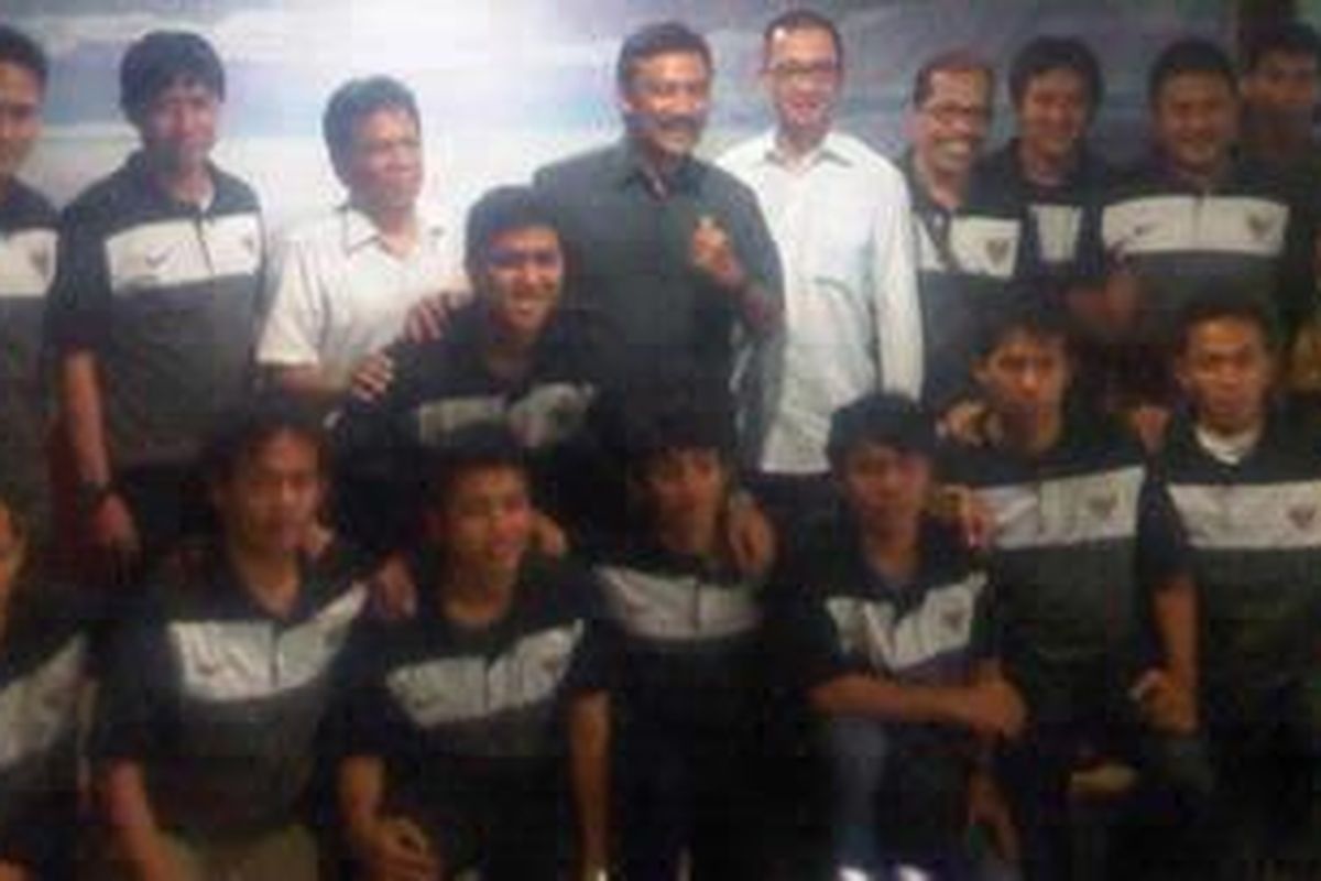 Menteri Pemuda dan Olahraga, Andi Malarangeng, saat menerima kunjungan timnas futsal Indonesia di Gedung Kemenpora, Jakarta, Rabu (29/2/2012). Timnas futsal berhasil lolos ke putaran final Piala Asia 2012 di Uni Emirat Arab, pada 12-22 Mei mendatang. 