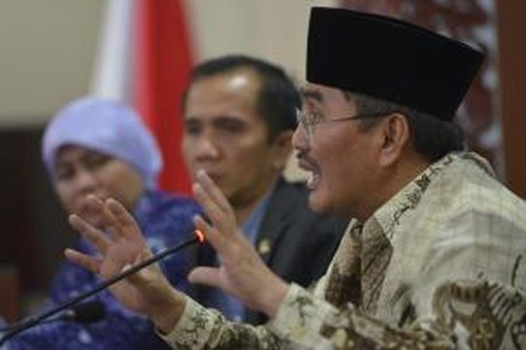 Ketua Tim Penyelidikan Dugaan Kriminalisasi Pimpinan KPK 2011-2015 yang dibentuk Komnas HAM Nur Kholis (tengah) bersama juru bicara tim Roichatul Aswidah (kiri) dan salah satu anggota Tim Independen Jimly Asshiddiqie menyampaikan hasil pertemuan di Jakarta, Rabu (28/1). Pada pertemuan tersebut, tim dari Komnas HAM berkonsultasi dengan Pak Jimly selaku Ketua Dewan Penasihat Komnas HAM terkait penyelidikan dugaan kriminalisasi terhadap KPK.