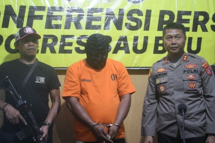 BK (59), yang berprofesi sebagai sopir di Kota Baubau, Sulawesi Tenggara, hanya bisa pasrah saat digelandang anggota Satreskrim Polres Baubau. BK ditangkap karena telah mencabuli anak tetangganya yang mengalami keterbelakangan mental di rumahnya sendiri.
