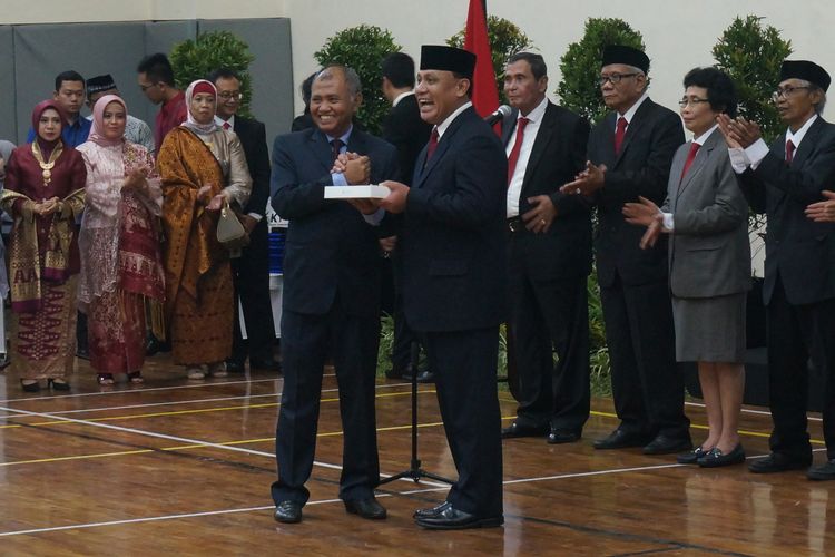 Mantan Ketua KPK Agus Rahardjo menyerahman memori jabatan kepada Ketua KPK Firli Bahuri dalam acara sertijab pimpinan KPK, Jumat (20/12/2019).