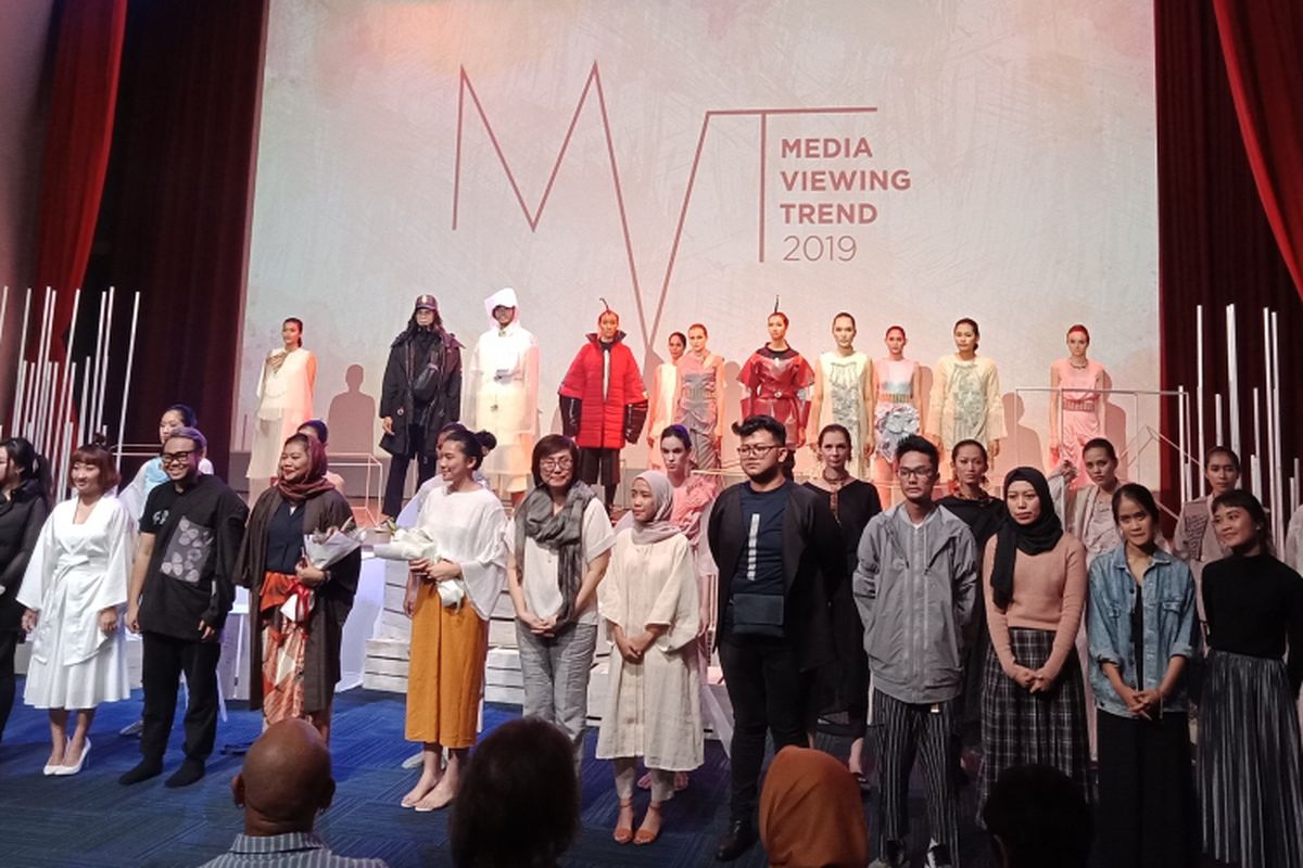 Indonesian Fashion Chamber mengadakan media viewing trend 2018 di Ice Palace, Lotte Shopping Avenue, Jakarta Selatan, Senin (26/3/2018). Sejumlah desainer tanah air mempertunjukkan karyanya dari lintas kategori, yaitu avant garde, urban, muslim, dan evening wear.