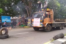 Tolak Kedatangan Jokowi ke Makassar, Mahasiswa Bakar Ban dan Tutup Jalan