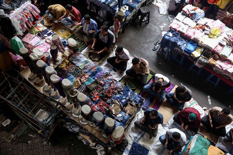 Umat muslim melaksanakan salat Jumat pertama di bulan Ramadhan di kawasan Pasar Tanah Abang, Jakarta Pusat, Jumat, (10/5/2019).