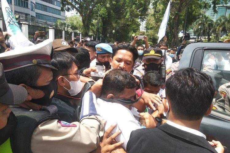 Aksi unjuk rasa mahasiswa di depan Balai Kota Medan yang mengkritisi setahun kepemimpinan Bobby Nasution berujung ricuh.