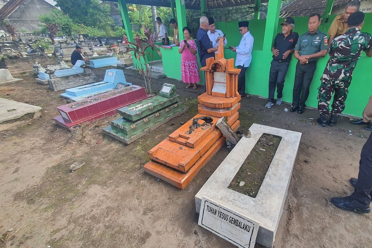 Makam yang dirusak di Makam Ngentak RT 10, Baturetno, Banguntapan, Bantul, DI Yogyakarta. Senin (19/5/2025)