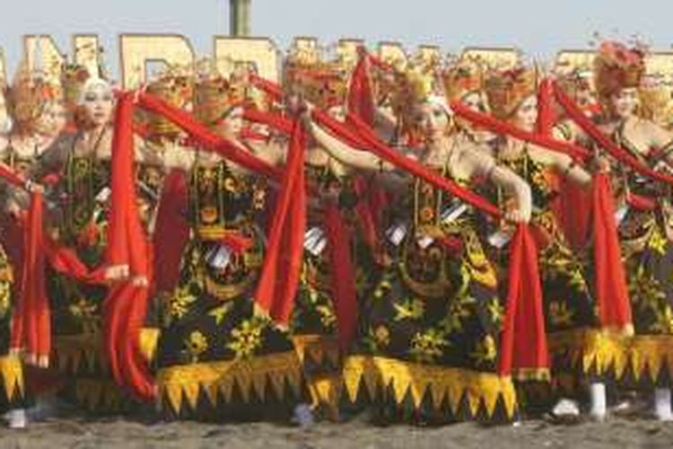 Di tengah adegan, para penari Gandrung menyanyikan Gending Seblang Lukinto bersama-sama pada acara Gandrung Sewu, Pantai Boom, Banyuwangi, Jatim, Sabtu (17/9/2016).