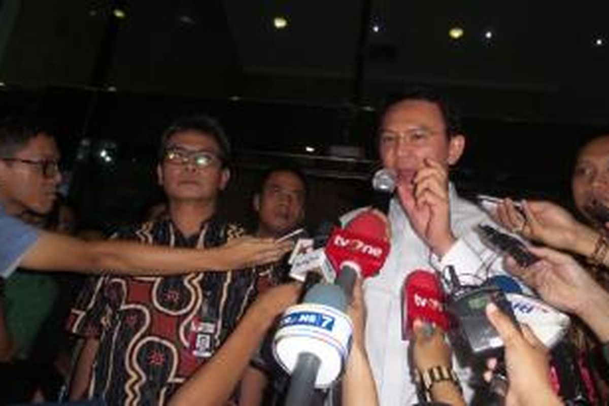 Gubernur DKI Jakarta (kiri) Basuki Tjahaja Purnama dan Plt Ketua KPK Johan Budi, Jumat (27/2/2015). Basuki mendatangi Gedung KPK untuk melaporkan dugaan korupsi yang terjadi di DKI Jakarta