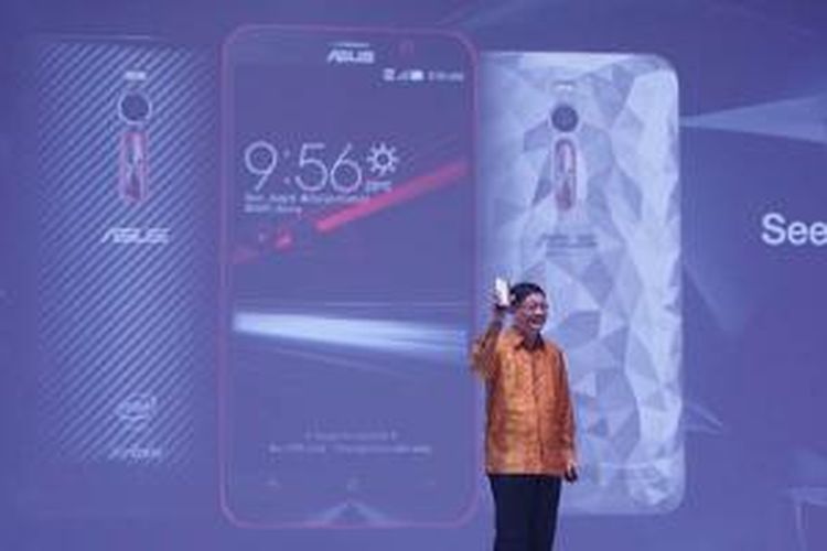 CEO Asus Jerry Shen memamerkan ponsel Android Zenfone 2 Deluxe dalam acara ZenFestival di Hotel Ritz Carlton, Jakarta, Kamis (19/11/2015).