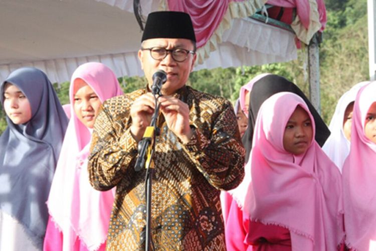 Ketua MPR Zulkifli Hasan memberikan sambutan usai melantik para santri baru di Pondok Pesantren Modern Internasional Dea Malela, Sumbawa, NTB, pada Senin (10/7) sore