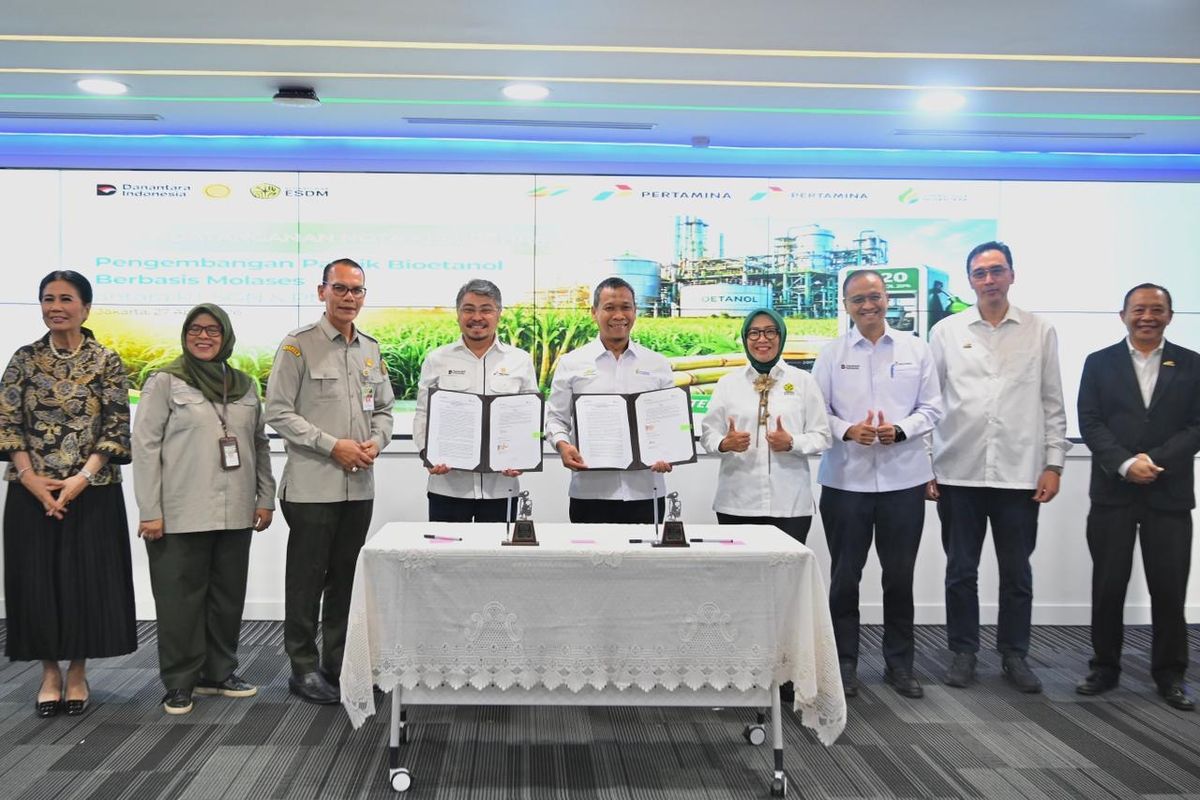 CEO Pertamina New & Renewable Energy John Anis bersama PTPN III Ryanto Wisnuardhy menandatangani kerja sama pengembangan bioetanol di Palm Oil, Gedung Agro Plaza, Jakarta, Senin (27/4/2026).