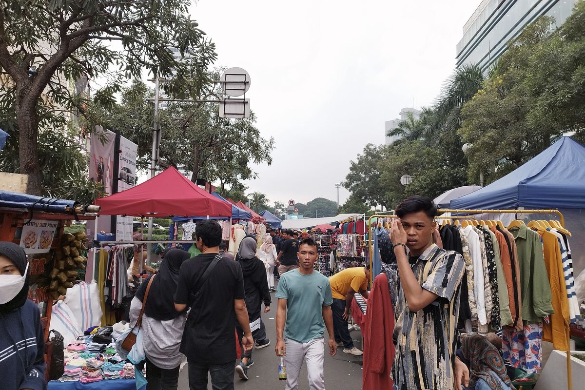 Area pedagang kaki lima tampak ramai pengunjung di Car Free Day kawasan Thamrin, Jakarta Pusat, pada Minggu (12/3/2023). (KOMPAS.com/XENA OLIVIA)