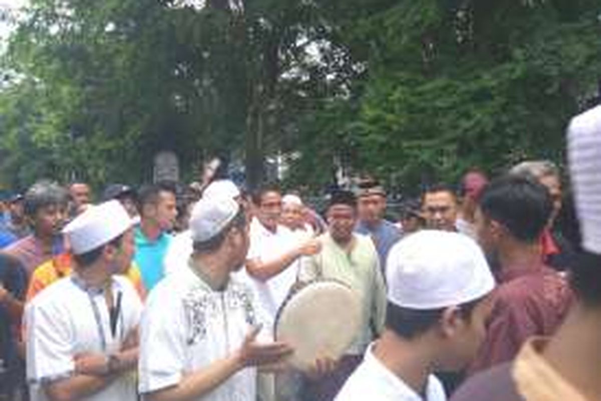 Bakal calon wakil gubernur DKI Jakarta Sandiaga Uno, Minggu (9/10/2016), mengunjungi warga Tangki Lio, Tamansari, Jakarta Barat.