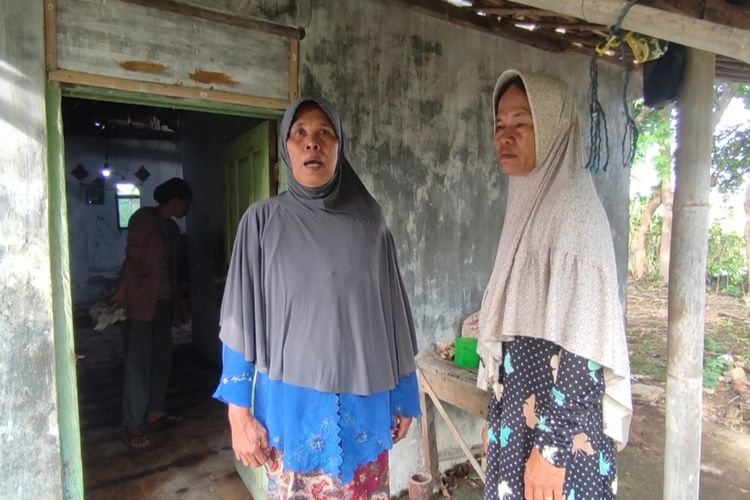 Saerah (60) dan Waenah (56) kakak kandung Safitri menceritakan perjuangan keluarga menyembunyikan Safitri, di rumahnya, Jumat (13/1/2023). Safitri mantan TKW yang mengalami gangguan jiwa pasca pulang dari Brunei Darussalam 1995 silam.