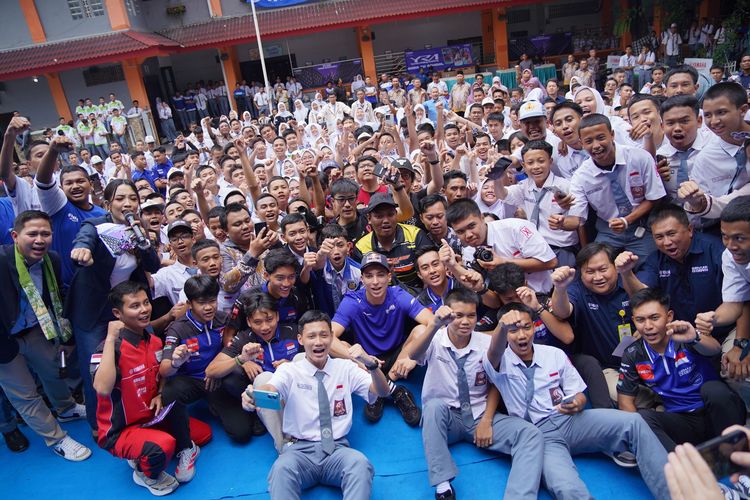 Toprak Razgatlioglu melakukan kunjungan ke SMK Negeri 39 Jakarta yang berlokasi di Cempaka Putih, Jakarta Pusat