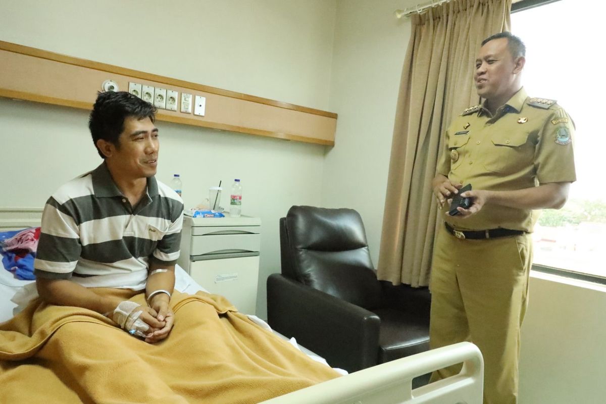 Wali Kota Bekasi Jenguk Satpam RS Korban Penganiayaan, Minta Pelaku Segera Ditangkap