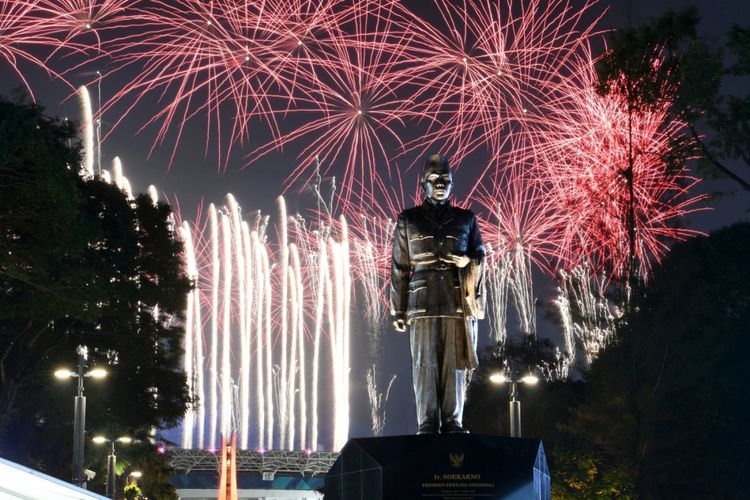 Pesta kembang api menyemarakkan Upacara Pembukaan Asian Games ke-18 Tahun 2018 dengan latar depan patung Presiden RI pertama Soekarno di kawasan Stadion Utama Gelora Bung Karno, Senayan, Jakarta, Sabtu (18/8/2018).