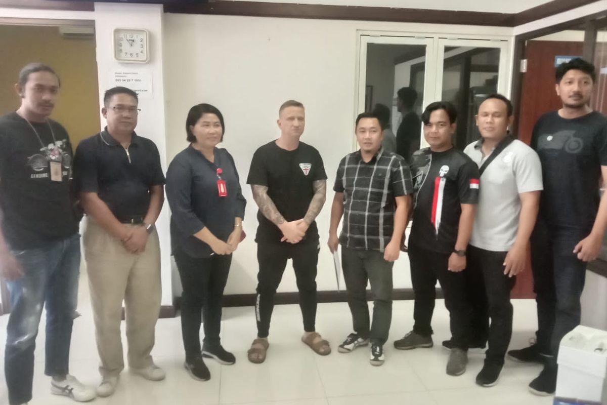 Warga negera Kanada, Stephane Gagnon (50),  yang dinyatakan sebagai buronan Interpo usai berhasil ditangkap Polda Bali pada Sabtu (20/5/2023). /Dok. Humas Polda Bali