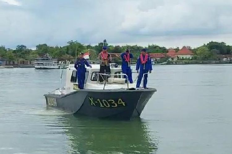 Patroli laut dalam rangka mengantisipasi laka laut di kawasan perairan Sumenep. 