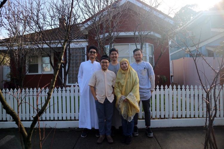 Farraz berfoto bersama teman-temannya di Melbourne, Australia.