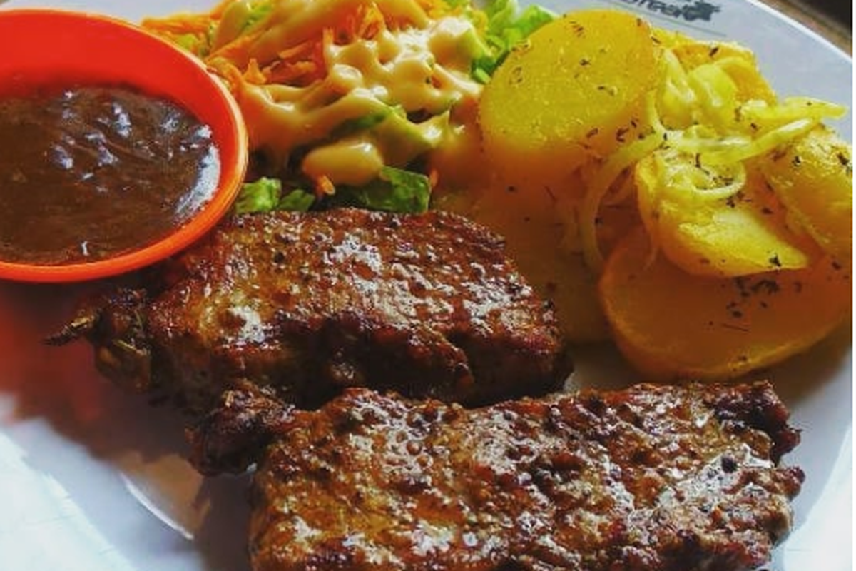 Sajian steak di Fasteak, Klaten. 