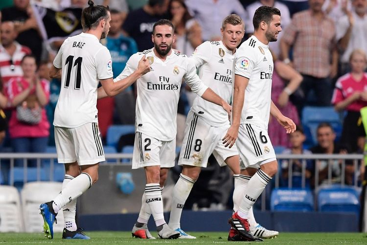 Bek sayap Real Madrid, Dani Carvajal (ke-2 dari kiri), merayakan gol yang ia cetak ke gawang Getafe bersama rekan-rekannya dalam laga pembuka La Liga Spanyol 2018-2019 di Stadion Santiago Bernabeu, Madrid, Spanyol, 19 Agustus 2018.