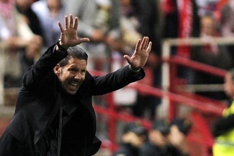 Salah satu ekspresi pelatih Atletico Madrid Diego Simeone ketika mendampingi anak-anak didiknya melakoni pertandingan Primera Division La Liga melawan Sevilla, di Ramon Sanchez Pizjuan, Sevilla, 1 Maret 2015.