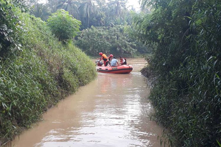 Tim gabungan SAR Banten melakukan pencarian terhadap dua korban tenggelam di Sungai Cisimeut, Kabupaten Lebak, Senin (25/4/2024).
