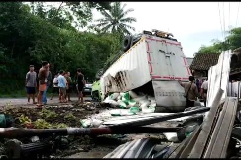 Truk Boks Bermuatan Beras Tabrak Rumah Kades Kalijambe Purworejo, Tiga Motor Pak Kades Rusak Parah