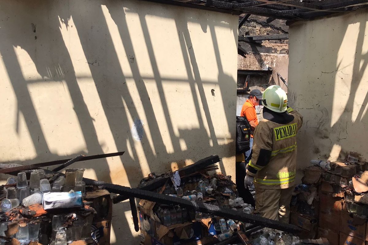 Sebuah rumah yang dijadikan tempat usaha agen gas dan air mineral di Gang Melati 1 RT 003 RW 01, Gandul, Cinere, Kota Depok, Jawa Barat terbakar pada Jumat (26/4/2024) sekitar pukul 09.00 WIB.