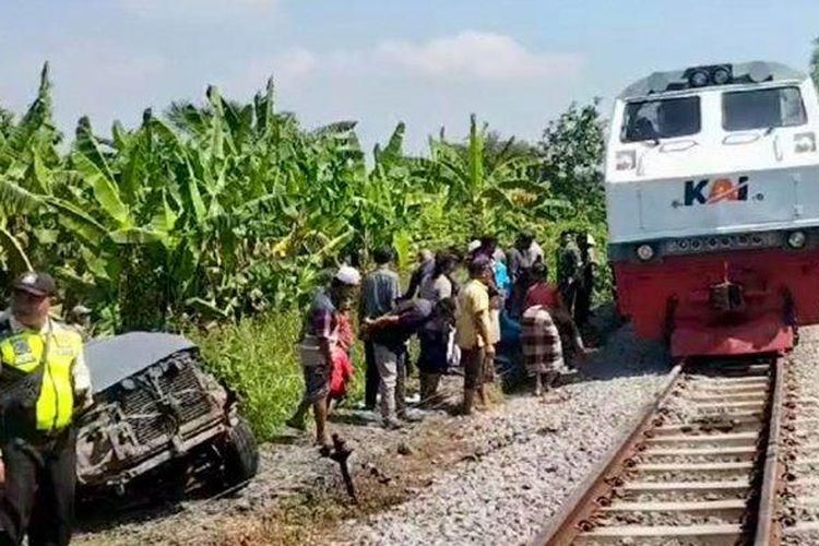 Kecelakaan KA Pandalungan dengan mobil terjadi di perlintasan kereta Desa Pateguran, Kecamatan Rejoso, Kabupaten Pasuruan, Selasa (7/5/2024). (Surya/Galih Lintartika)