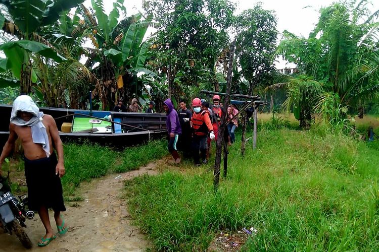 Tim SAR gabungan mengevakuasi korban hanyut di Sungai Denai ke rumah duka untuk disemayamkan, Rabu (25/5/2022)