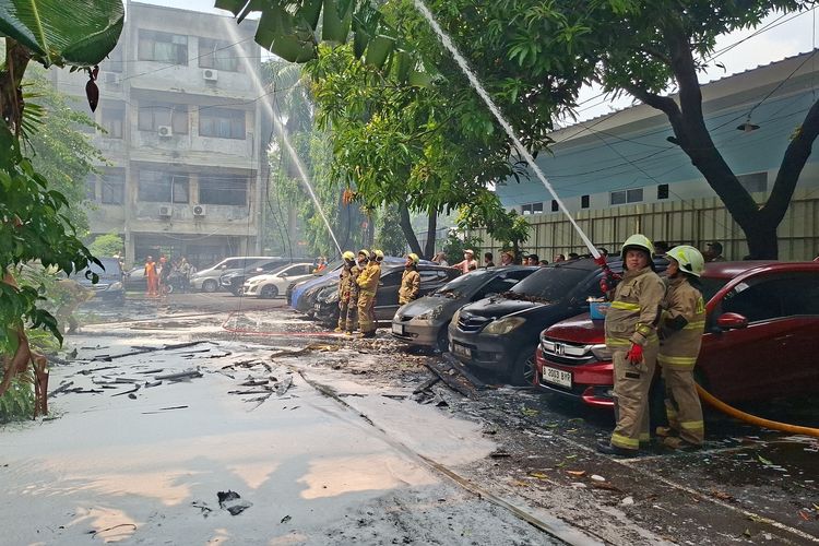 Asrama Polisi di Kalideres Jakbar Terbakar, Api Berkobar di Lantai Atas