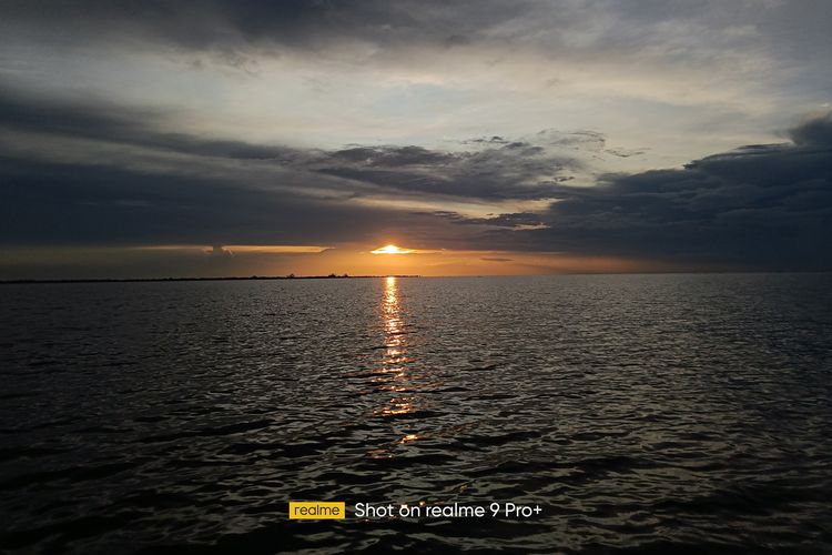 Pemandangan matahari terbenam di Danau Semayang, Kutai Kartanegara, Kalimantan Timur.
