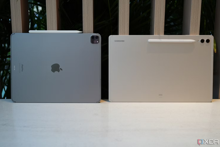 Penampilan punggung tablet iPad Pro 2022 (M2) (kanan) dan Samsung Galaxy Tab S9 Ultra (kiri).