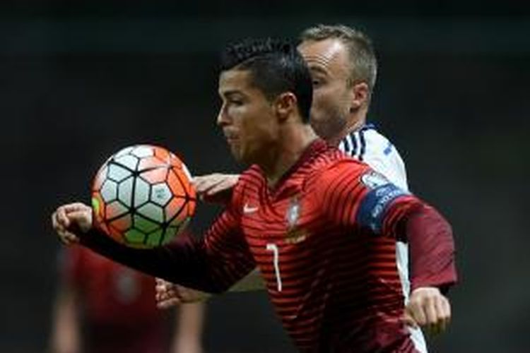Cristiano Ronaldo saat membela Portugal pada kualifikasi Piala Eropa 2016 menghadapi Denmark, Kamis (8/10/2015). 