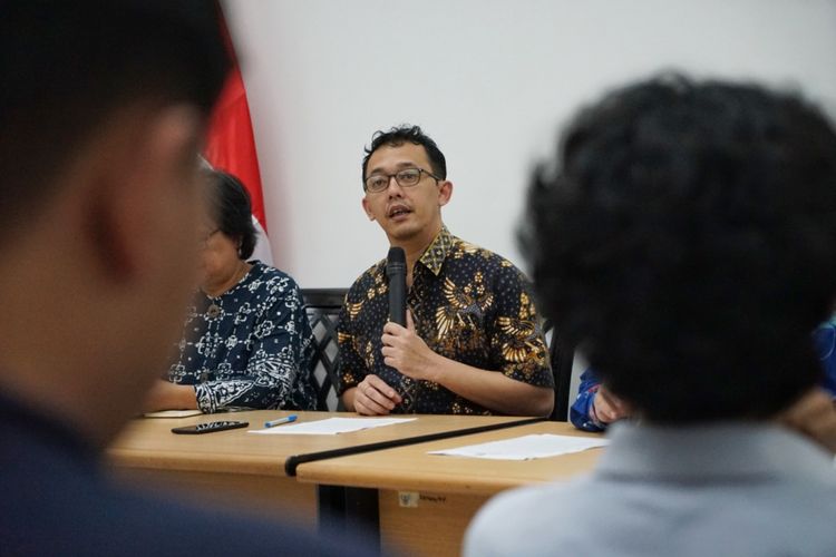 Komisioner Komisi Nasional Hak Asasi Manusia (Komnas HAM) Beka Ulung Hapsara saat memaparkan catatan Komnas HAM terkait debat pertama Pilpres, di kantor Komnas HAM, Menteng, Jakarta Pusat, Jumat (18/1/2019).