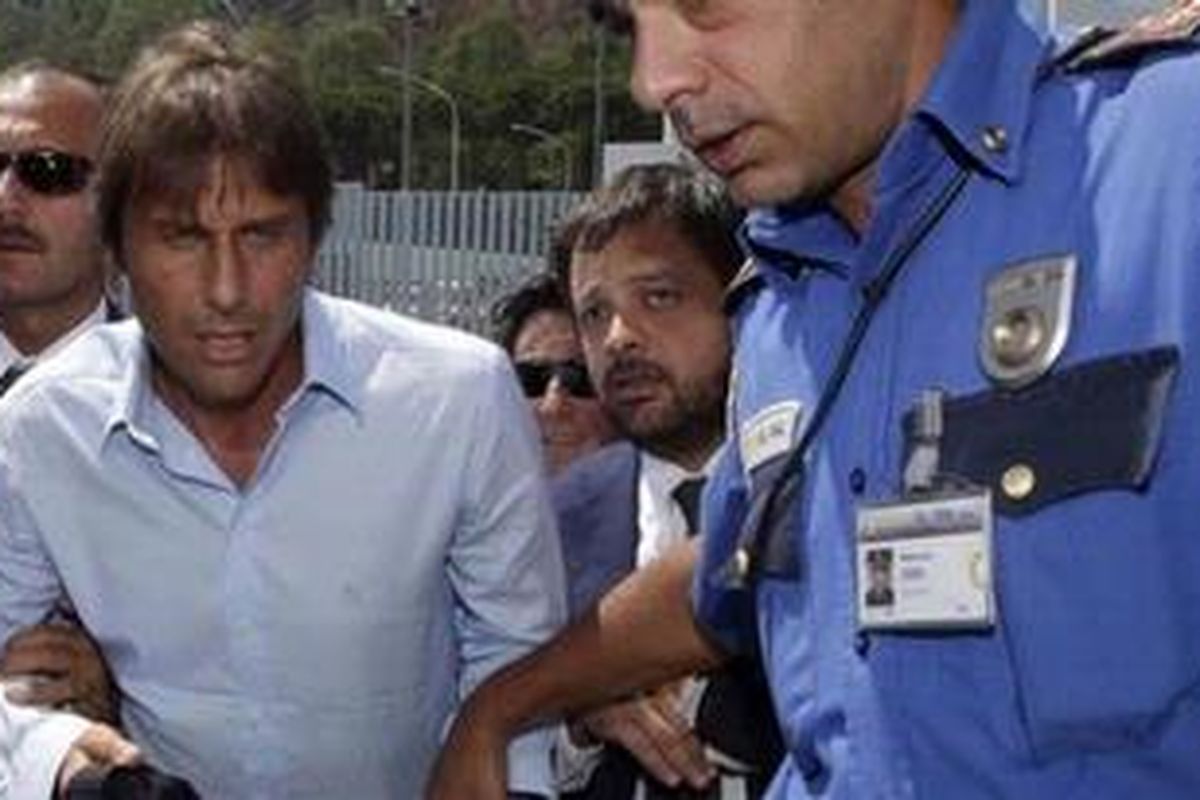 Pelatih Juventus, Antonio Conte (kedua dari kiri), menghadiri sidang banding di Roma, 20 Agustus 2012.