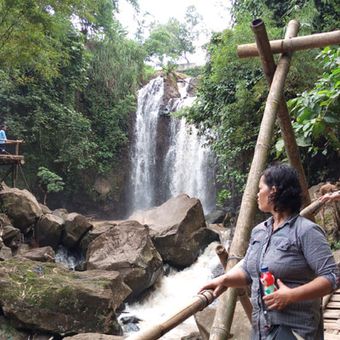 Obyek wisata Air Terjun Curug Gending Asmoro di Dusun Tompo Gunung, Desa Kalongan, Kecamatan Ungaran Timur, Kabupaten Semarang, Jawa Tengah, Sabtu (17/2/2018).