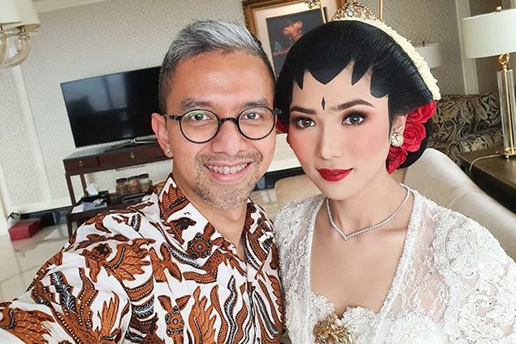 Perancang busana Didiet Maulana berswafoto dengan penyanyi Isyana Sarasvati yang mengenakan kebaya karyanya saat menikah di Bandung, Jawa Barat, Minggu (2/2/2020). Didiet menamai busana pengantin itu Kebaya Romansa Isyana.