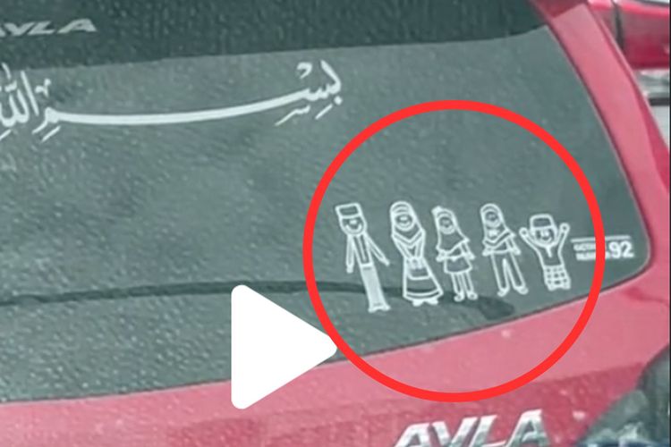 Ilustrasi stiker happy family di kaca belakang mobil.