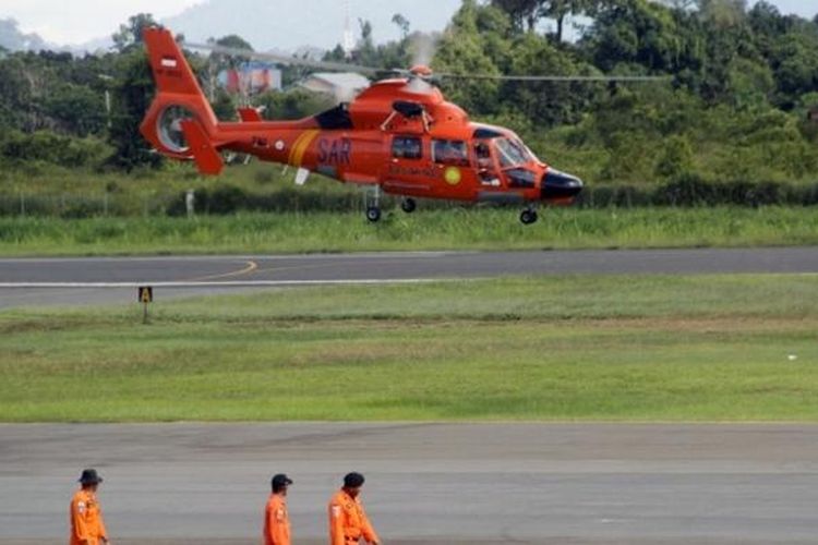 Helikopter Basarnas meninggalkan Bandara Kol RA Bessing menuju lokasi heli hilang kontak, Kalimantan Utara, Minggu (27/11/2016). Helikopter Bell 412 EP dengan nomor regestrasi HA-5166 milik TNI Angkatan Darat mengalami kecelakaan pada 27 November dan ditemukan di kawasan Pegunungan Malinau, Kalimantan Utara.