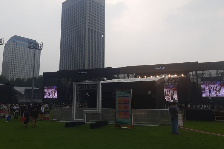 Kemeriahan Joyland Festival Jakarta 2023 hari pertama di GBK Baseball Stadium Senayan Jumat (24/11/2023) kembali berlanjut.