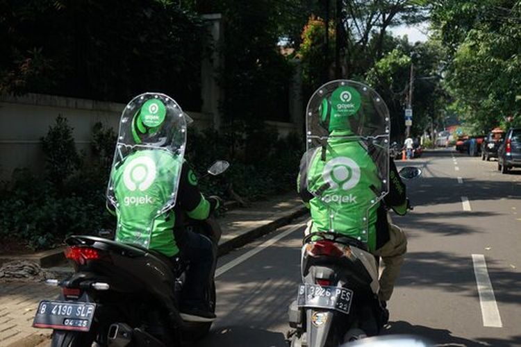 Ilustrasi mitra driver Gojek mengendarai sepeda motor.