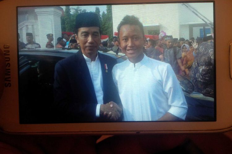 Presiden Jokowi memberikan kesempatan kepada seorang warga, Haekal (13) pelajar SMPN 2 untuk foto bersama sambil bersalaman di depan Masjid Agung, Sukabumi, Jawa Barat, Jumat (1/9/2017). 