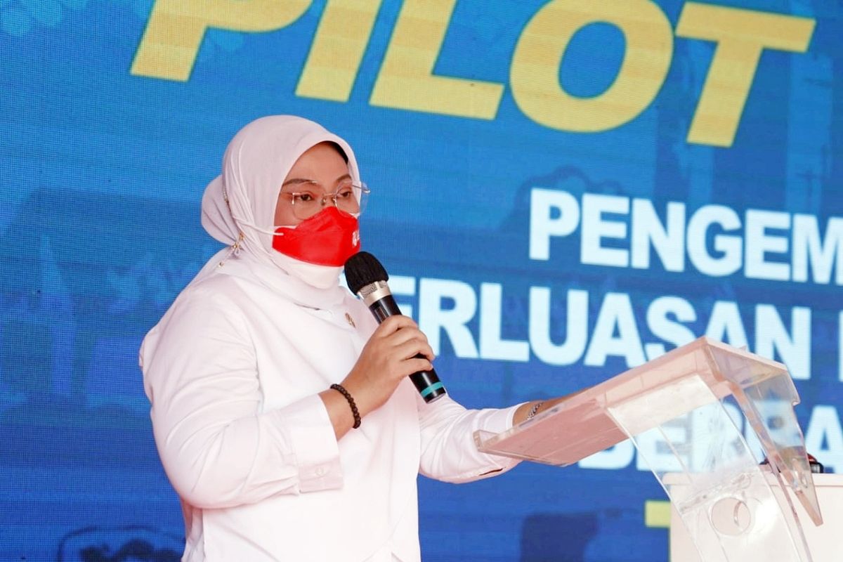 Menteri Ketenagakerjaan (Menaker) Ida Fauziyah saat menghadiri acara Peluncuran Pilot Project Pengembangan Kesempatan Kerja Berbasis Kawasan di Teluk Jambe, Karawang, Jawa Barat, Rabu (18/8/2021).