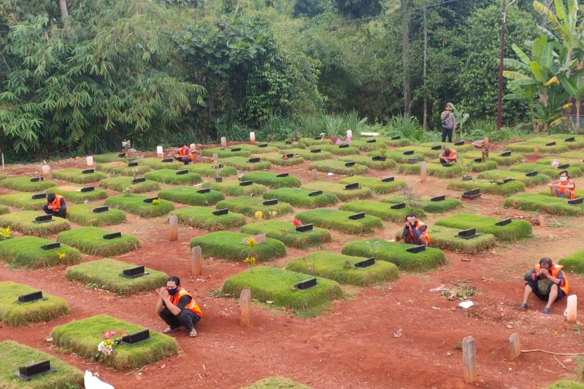 Pelanggar protokol kesehatan di Tangerang Selatan dihukum berdoa di makam jenazah Covid-19 TPU Jombang, Ciputat, Tangerang Selatan, Senin (18/1/2021)