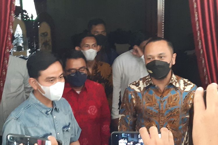 Ketua Umum Partai Solidaritas Indonesia (PSI) Giring Ganesha bertemu Wali Kota Solo Gibran Rakabuming Raka di rumah dinas Loji Gandrung Jalan Slamet Riyadi Solo, Jumat (14/1/2022).