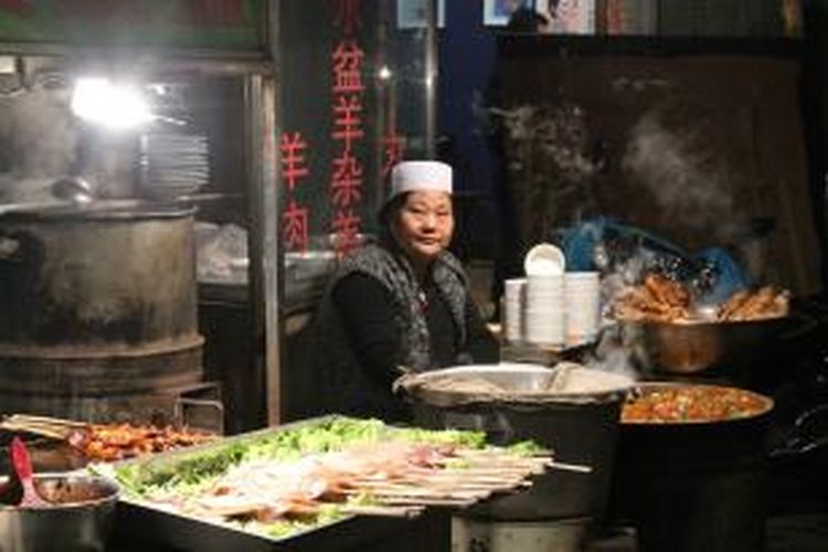 Pasar malam Xi'an berada dikawasan muslim yang kebanyakan  berasal dari suku Hui